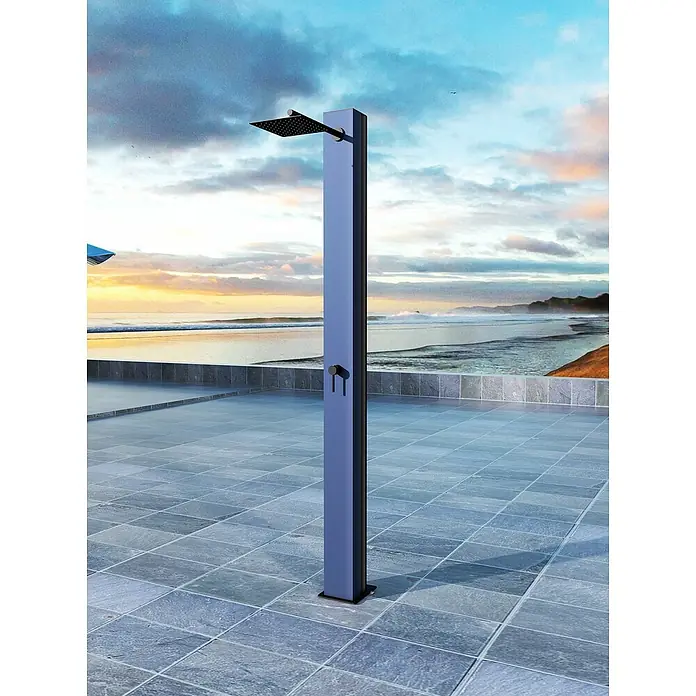 Imex Poolimex Ducha de piscina Phoenix - 222 cm, Aluminio, Azul océano - Ducha exterior independiente con cabezal de ducha cuadrado en un patio con azulejos y vistas al mar.