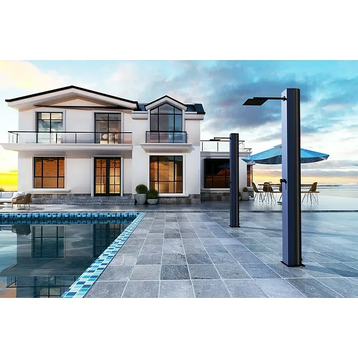 Imex Poolimex Ducha de piscina Phoenix - 222 cm, Aluminio, Azul océano - Elegante ducha exterior con accesorios negros frente a una casa moderna con piscina, que combina lujo y comodidad para su experiencia al aire libre.