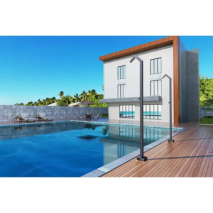 Imex Poolimex Ducha de piscina Niagara - 218 cm, Acero inoxidable, Gris cobalto - Edificio moderno con piscina y terraza de madera, ideal para la relajación. La iluminación exterior elegante complementa el diseño.