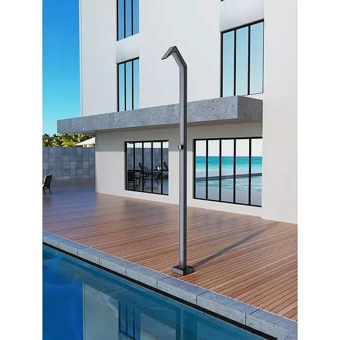 Imex Poolimex Ducha de piscina Niagara - 218 cm, Acero inoxidable, Gris cobalto - Foto exterior de una moderna ducha de exterior de metal junto a una piscina. La ducha tiene un diseño elegante y minimalista.