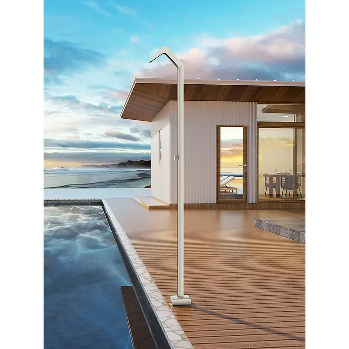 Imex Poolimex Ducha de piscina Niagara - 218 cm, Acero inoxidable, Moka - Ducha exterior moderna de líneas limpias. La ducha está sobre una terraza de madera junto a una piscina, ofreciendo una experiencia de ducha.