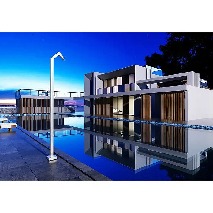 Imex Poolimex Ducha de piscina Niagara - 218 cm, Acero inoxidable, Cromo - Vista exterior moderna de una casa con piscina, iluminada por una elegante lámpara de pie blanca. La luz se refleja hermosamente en el agua.
