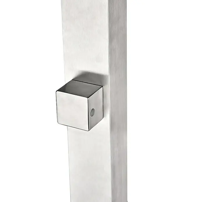 Imex Poolimex Ducha de piscina Niagara - 218 cm, Acero inoxidable, Cromo - Primer plano de un poste metálico con un accesorio metálico cuadrado, destacando su diseño moderno y la alta calidad artesanal.