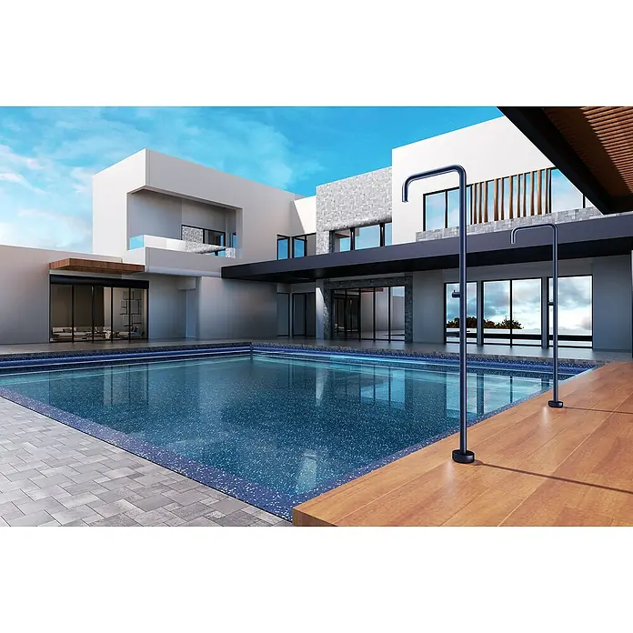 Imex Poolimex Ducha de piscina Utah - 236 cm, Acero inoxidable, Azul océano - Vista de una casa moderna con piscina y elegantes duchas exteriores, que realzan el ambiente lujoso de la propiedad.