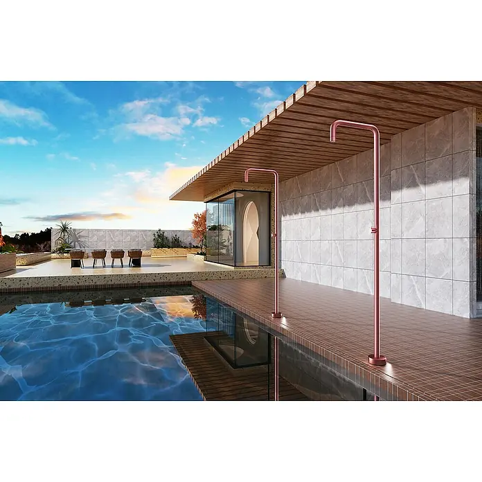 Imex Poolimex Ducha de piscina Utah - 236 cm, Acero inoxidable, Rosa coral - Una ducha exterior moderna con un acabado de color rosa se ubica junto a la piscina, ofreciendo una forma elegante de enjuagarse.