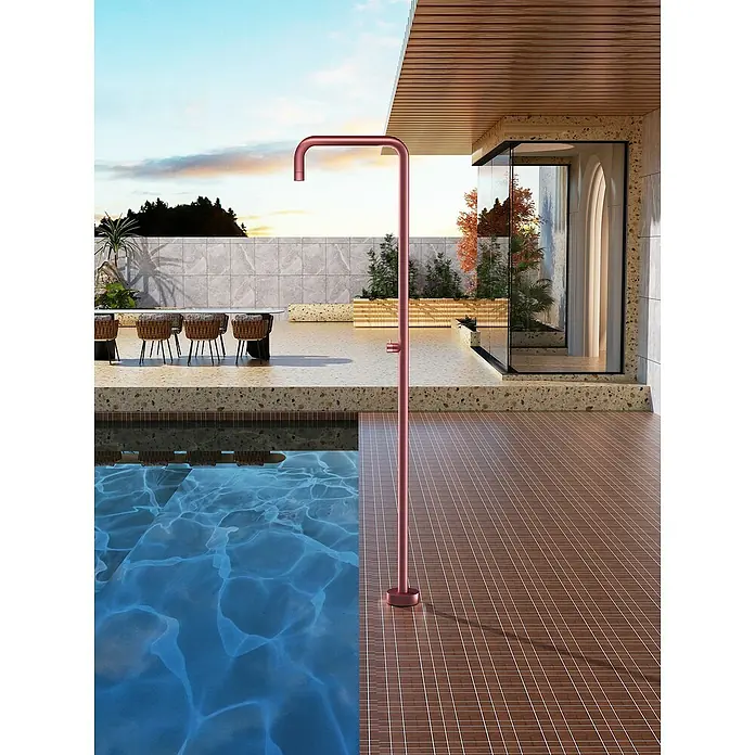 Imex Poolimex Ducha de piscina Utah - 236 cm, Acero inoxidable, Rosa coral - Foto exterior de una moderna ducha exterior rosa junto a una piscina, que ofrece un diseño elegante y funcional para el exterior.