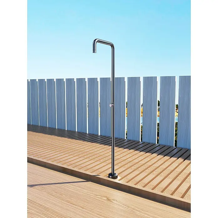 Imex Poolimex Ducha de piscina Utah - 236 cm, Acero inoxidable, Gris cobalto - Ducha exterior de metal sobre una plataforma de madera, con una valla blanca y cielo azul. Ideal para el jardín.