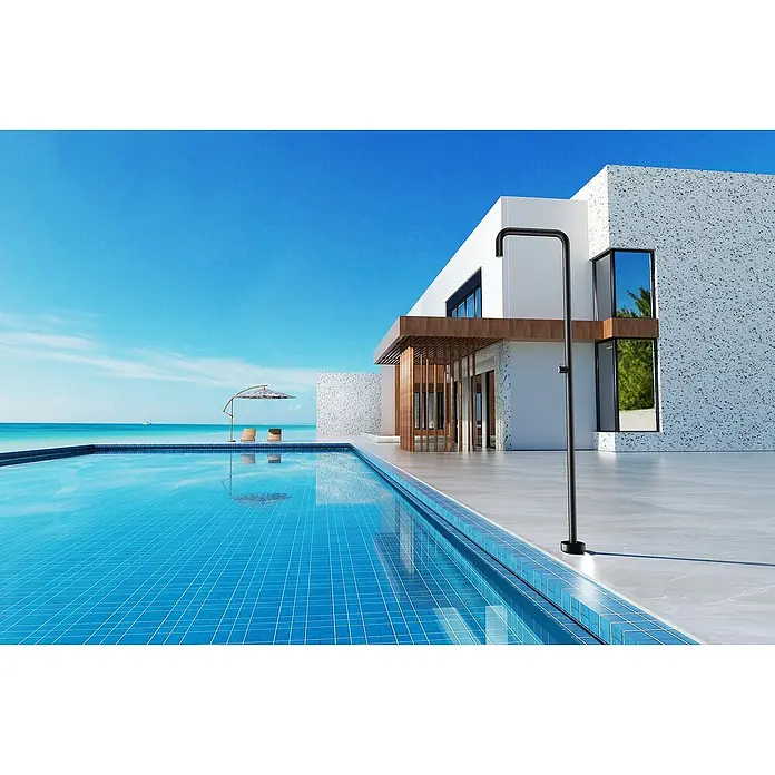 Imex Poolimex Ducha de piscina Utah - 236 cm, Acero inoxidable, Negro mate - Un moderno baño al aire libre con una elegante ducha exterior negra junto a una piscina brillante y una casa elegante.
