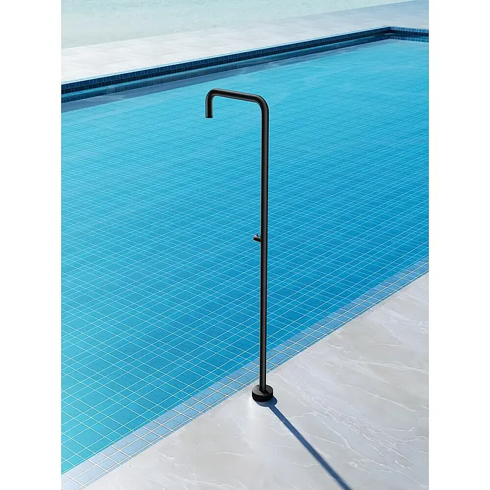 Imex Poolimex Ducha de piscina Utah - 236 cm, Acero inoxidable, Negro mate - Imagen exterior de una moderna ducha de piscina negra, perfecta para un rápido refresco junto a la piscina. Presenta un diseño elegante.