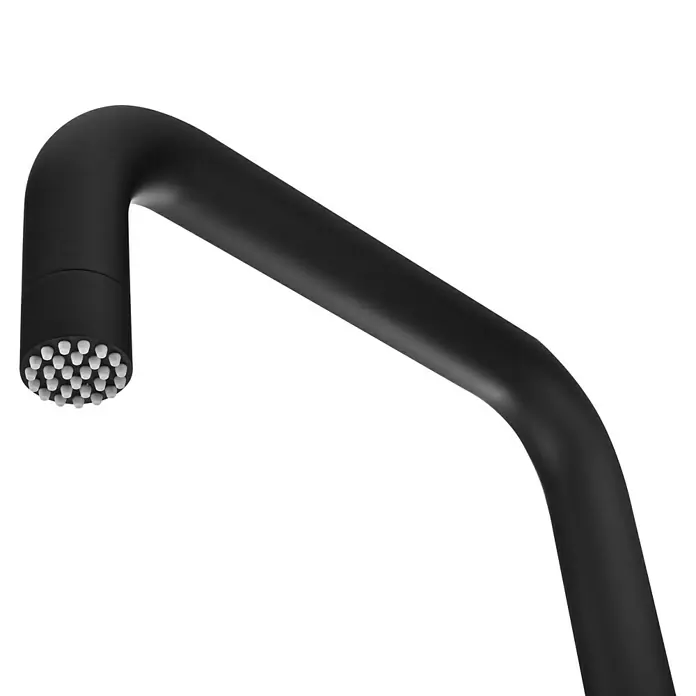 Imex Poolimex Ducha de piscina Utah - 236 cm, Acero inoxidable, Negro mate - Primer plano de un moderno cabezal de ducha negro mate con finos chorros, que combina elegancia y funcionalidad en el baño.