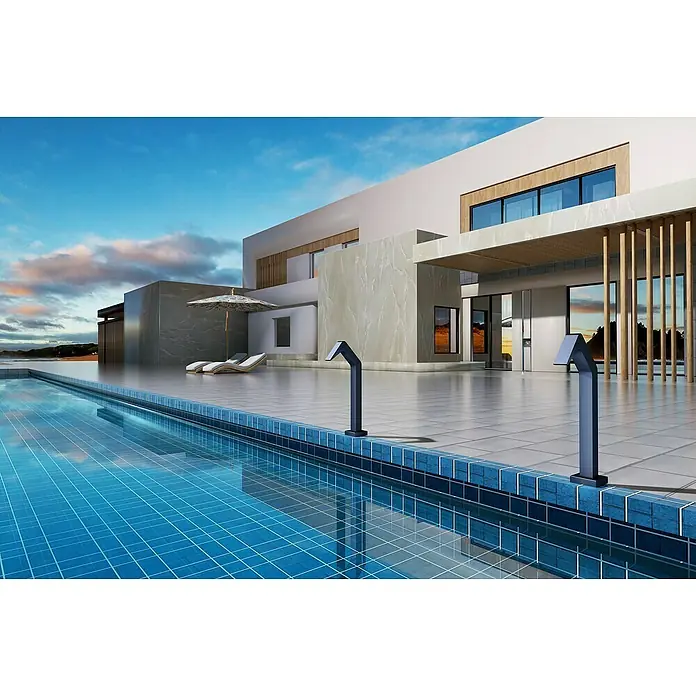 Imex Poolimex Ducha de piscina Niagara - 218 cm, Acero inoxidable, Azul océano - Luces exteriores modernas iluminan un área de piscina con una elegante casa al fondo, creando un ambiente de jardín elegante.