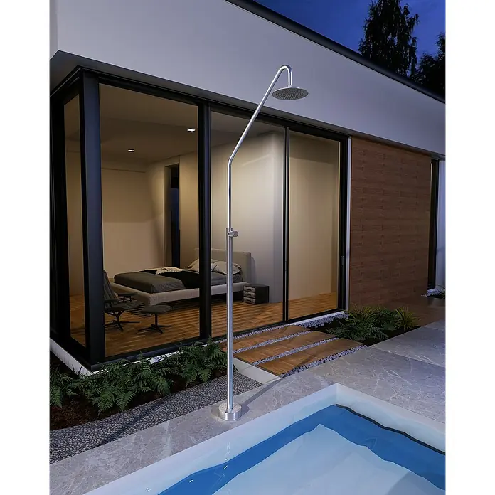 Imex Poolimex Ducha de piscina Alaska - 225 cm, Acero inoxidable, Cromo - Ducha exterior cromada cerca de una piscina, con una casa moderna al fondo.