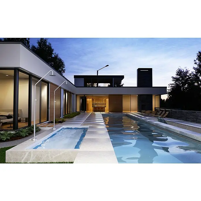 Imex Poolimex Ducha de piscina Alaska - 225 cm, Acero inoxidable, Cromo - Casa arquitectónica con piscina y espacio al aire libre. Las duchas exteriores se suman a las lujosas características de esta casa moderna.