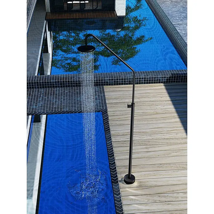 Imex Poolimex Ducha de piscina Alaska - 225 cm, Acero inoxidable, Negro mate - Ducha moderna para exteriores en negro junto a una piscina, ideal para un diseño elegante de jardín.