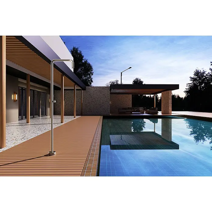 Imex Poolimex Ducha de piscina Utah - 236 cm, Acero inoxidable, Moka - Vista panorámica de la piscina que destaca la ducha exterior de acero inoxidable, ideal para un enjuague refrescante junto a la piscina.