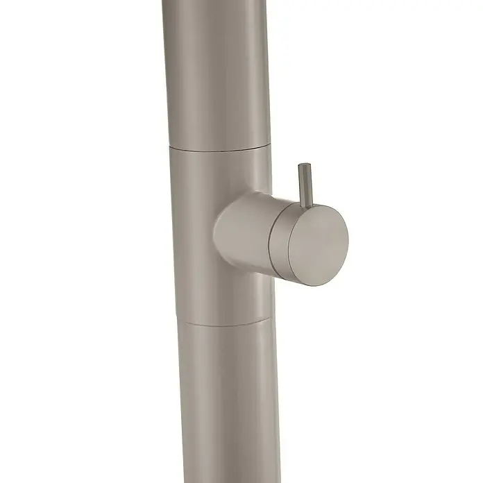 Imex Poolimex Ducha de piscina Utah - 236 cm, Acero inoxidable, Moka - Primer plano de un elegante y moderno grifo en níquel cepillado, que combina estilo y funcionalidad para cualquier baño.