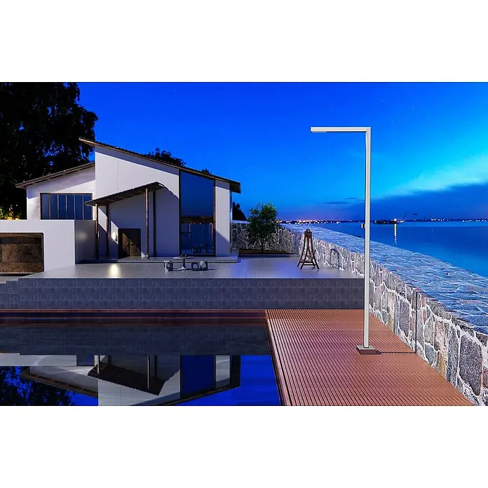 Imex Poolimex Ducha de piscina Alabama - 225 cm, Acero inoxidable, Cromo - Elegante iluminación exterior con una farola moderna frente a una casa elegante y un lago tranquilo al fondo.