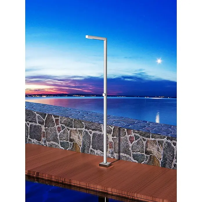 Imex Poolimex Ducha de piscina Alabama - 225 cm, Acero inoxidable, Cromo - Foto exterior de una moderna baliza con un diseño elegante en una terraza frente al mar por la noche. Ilumina con estilo cualquier espacio exterior.