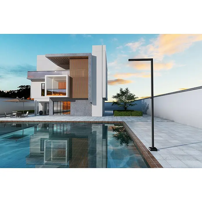 Imex Poolimex Ducha de piscina Alabama - 225 cm, Acero inoxidable, Negro mate - Elegante casa moderna con piscina e iluminación exterior. El diseño de la casa y la iluminación de la piscina se mezclan a la perfección.