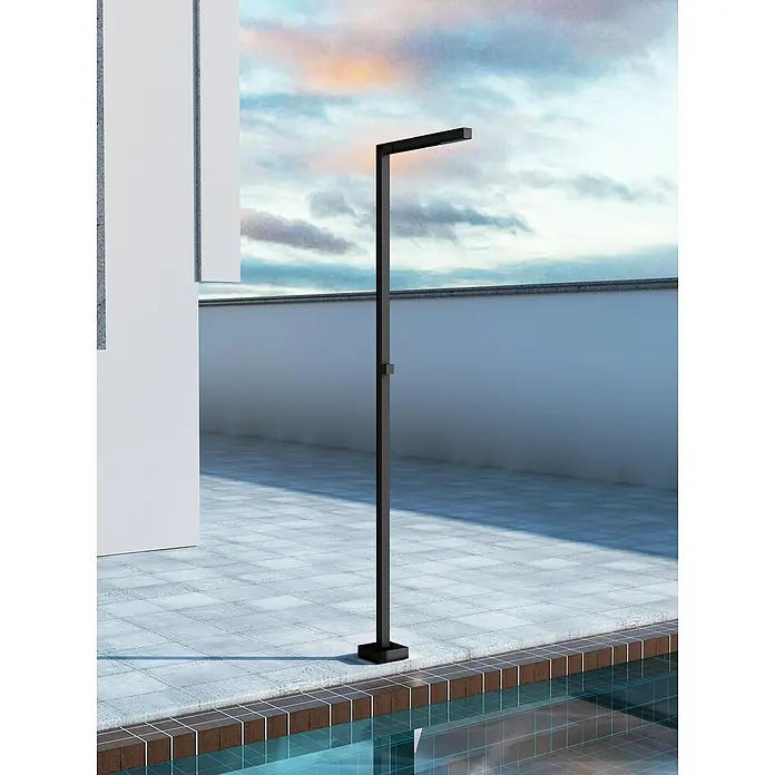 Imex Poolimex Ducha de piscina Alabama - 225 cm, Acero inoxidable, Negro mate - Ducha exterior moderna en negro junto a una piscina, proporcionando un complemento elegante y funcional para cualquier jardín.