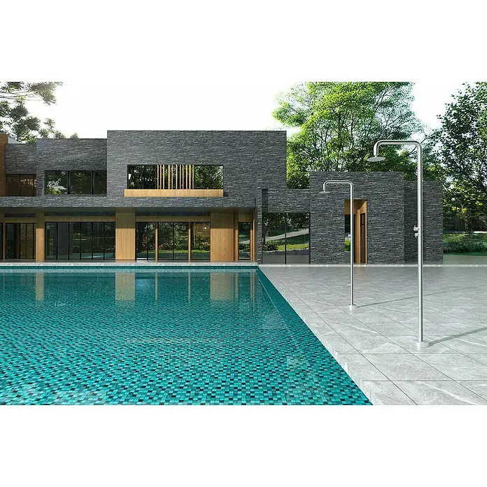 Imex Poolimex Ducha de piscina Michigan - 240 cm, Acero inoxidable, Cromo - Una casa moderna con una piscina turquesa, complementada con dos duchas exteriores sobre una elegante terraza de piedra gris.