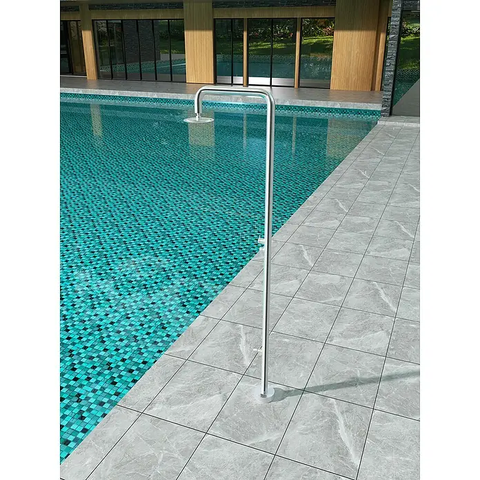 Imex Poolimex Ducha de piscina Michigan - 240 cm, Acero inoxidable, Cromo - Imagen de una elegante ducha de piscina de acero inoxidable con boquilla superior, instalada junto a una piscina.