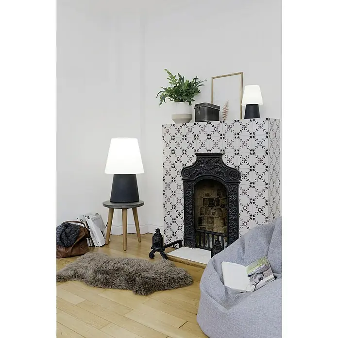 8 Seasons Design No. 1 LED-Dekoleuchte - 6 W, Anthrazit, L x B x H: 39 x 39 x 60 cm - Das Bild zeigt eine moderne Stehlampe mit einem kegelförmigen Schirm in einem gemütlichen Wohnzimmerambiente.