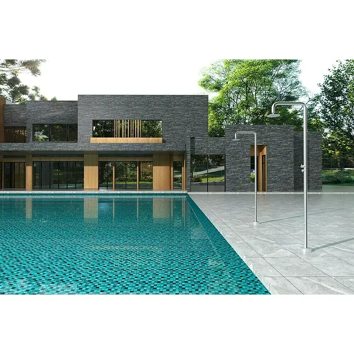 Imex Poolimex Ducha de piscina Michigan - 240 cm, Acero inoxidable, Cromo - Una zona de piscina moderna con elegantes duchas exteriores, que combinan funcionalidad y diseño.