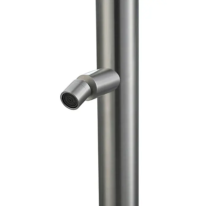 Imex Poolimex Ducha de piscina Michigan - 240 cm, Acero inoxidable, Cromo - Primer plano de un moderno grifo plateado en una tubería, que muestra un diseño minimalista y una artesanía de alta calidad.