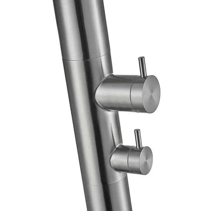 Imex Poolimex Ducha de piscina Michigan - 240 cm, Acero inoxidable, Cromo - Primer plano de un grifo moderno de acero inoxidable con dos manijas redondas para controlar el flujo y la temperatura del agua.