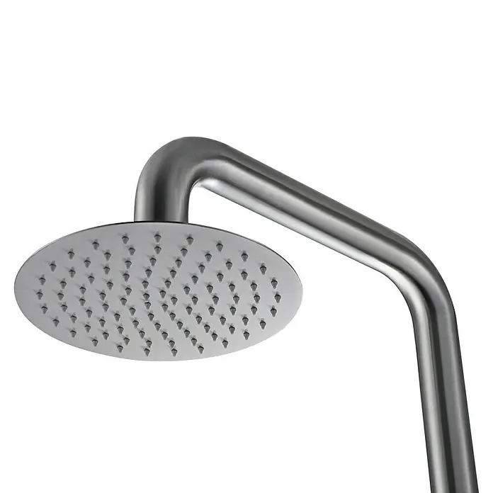 Imex Poolimex Ducha de piscina Michigan - 240 cm, Acero inoxidable, Cromo - Este primer plano muestra un moderno cabezal de ducha redondo de acero inoxidable con un brazo elegante y curvo. Perfecto para una actualización de baño elegante.