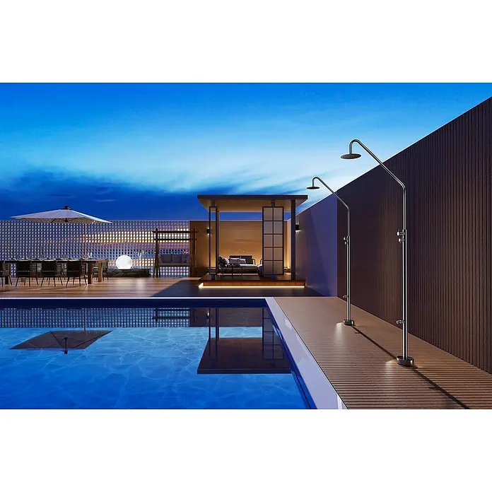 Imex Poolimex Ducha de piscina Dakota - 232 cm, Acero inoxidable, Cromo - Elegante escena al aire libre con piscina y duchas modernas, creando un ambiente lujoso y relajante.