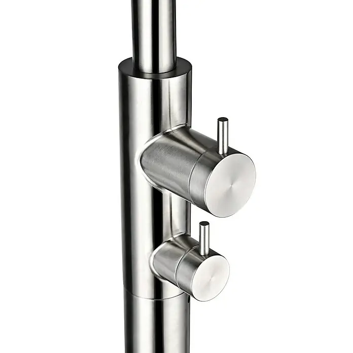 Imex Poolimex Ducha de piscina Dakota - 232 cm, Acero inoxidable, Cromo - Primer plano de un grifo de cocina moderno de acero inoxidable con dos manijas para el control del agua. Diseño elegante para cualquier cocina.