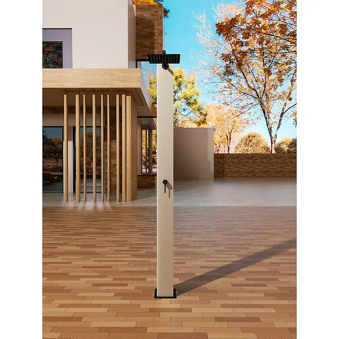 Imex Poolimex Ducha de piscina Phoenix - 222 cm, Aluminio, Moka - Imagen de una ducha exterior moderna con un cabezal de ducha cuadrado, situada frente a una elegante casa y árboles otoñales.