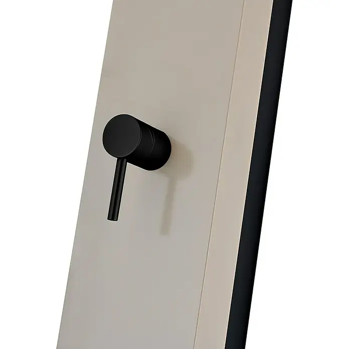 Imex Poolimex Ducha de piscina Phoenix - 222 cm, Aluminio, Moka - Primer plano de una manija negra para grifo de ducha en una pared de ducha de color claro, acentuando el diseño moderno del baño.