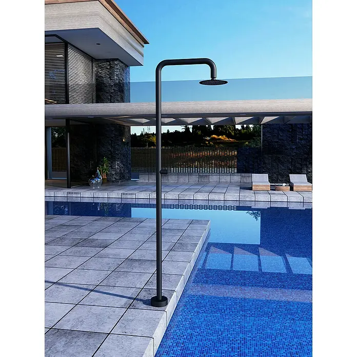 Imex Poolimex Ducha de piscina Oregon - 235 cm, Acero inoxidable, Negro mate - Ducha exterior negra junto a una piscina. La ducha ofrece una forma cómoda de enjuagarse antes o después de nadar.