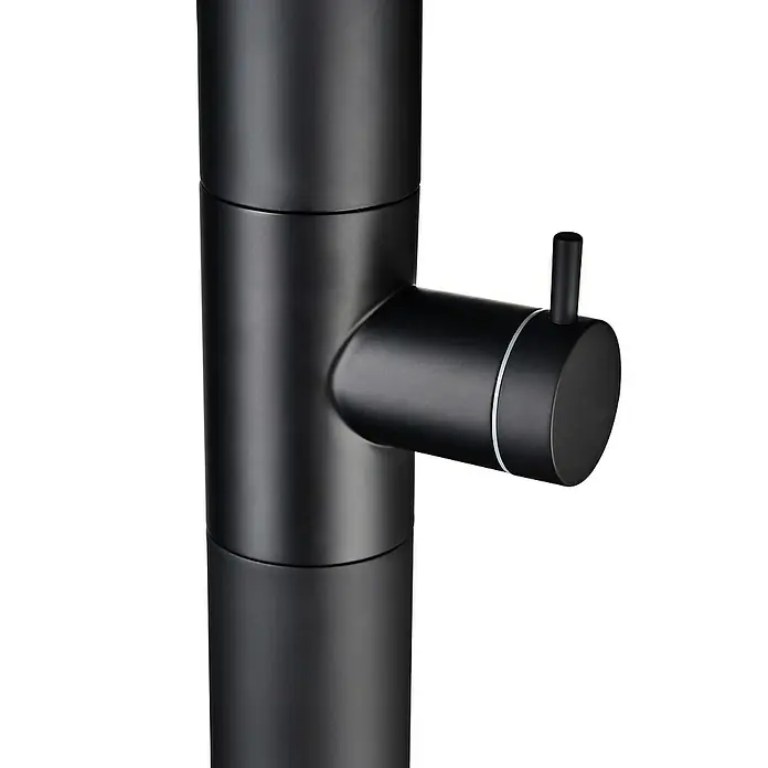 Imex Poolimex Ducha de piscina Oregon - 235 cm, Acero inoxidable, Negro mate - Primer plano de un grifo negro. El diseño elegante y el acabado mate le dan un toque moderno al grifo con válvula.