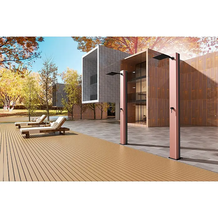 Imex Poolimex Ducha de piscina Phoenix - 222 cm, Aluminio, Rosa coral - Una ducha exterior moderna con columnas rosas y cabezal de ducha negro frente a arquitectura contemporánea.