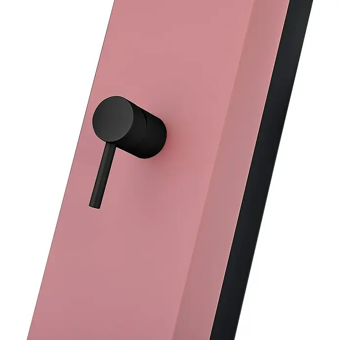 Imex Poolimex Ducha de piscina Phoenix - 222 cm, Aluminio, Rosa coral - Primer plano de un moderno accesorio de ducha rosa que muestra una elegante manija negra mate que acentúa el diseño minimalista.