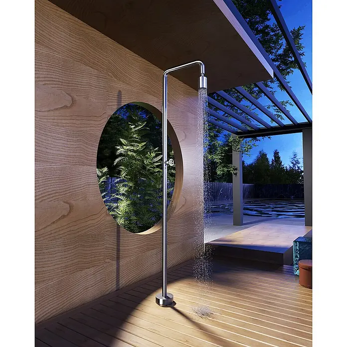 Imex Poolimex Ducha de piscina Pool - 235 cm, Acero inoxidable, Cromo - Ducha exterior con diseño moderno frente a pared de madera con ventana redonda y piscina, ideal para relajarse en el jardín.