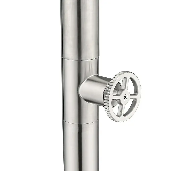 Imex Poolimex Ducha de piscina Pool - 235 cm, Acero inoxidable, Cromo - Primer plano de una tubería de metal pulido con una válvula de control lateral, destacando la elegancia industrial y la funcionalidad del producto.