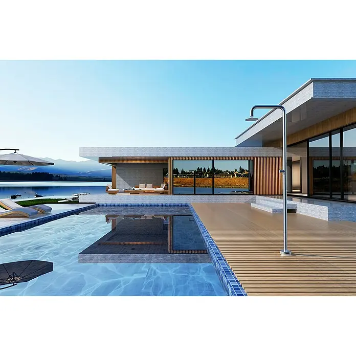 Imex Poolimex Ducha de piscina Oregon - 235 cm, Acero inoxidable, Cromo - Una casa de lujo con piscina, terraza de madera y una moderna ducha exterior que complementa el estilo elegante de la propiedad.