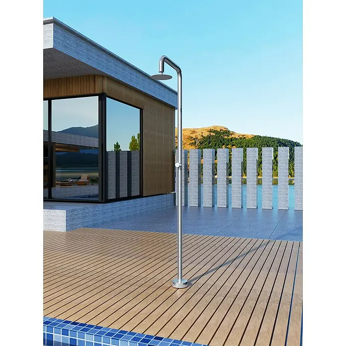 Imex Poolimex Ducha de piscina Oregon - 235 cm, Acero inoxidable, Cromo - Vista detallada de una moderna ducha exterior de acero inoxidable junto a una piscina, que combina diseño elegante y funcionalidad.