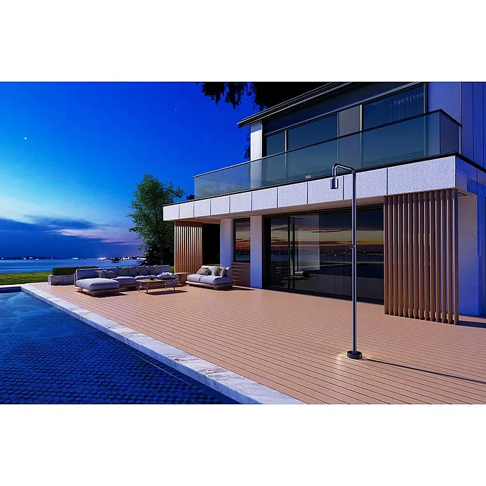 Imex Poolimex Ducha de piscina Pool - 235 cm, Acero inoxidable, Azul océano - Foto exterior de una casa moderna con piscina y muebles de patio por la noche, centrándose en el diseño exterior elegante.
