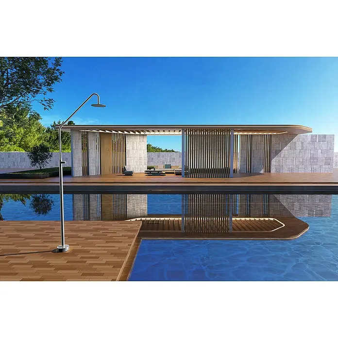 Imex Poolimex Ducha de piscina Colorado - Altura: 225 cm, Acero inoxidable, Cromo - Elegante ducha exterior de metal junto a la piscina con terraza de madera y arquitectura moderna de casa de piscina bajo un cielo azul brillante.