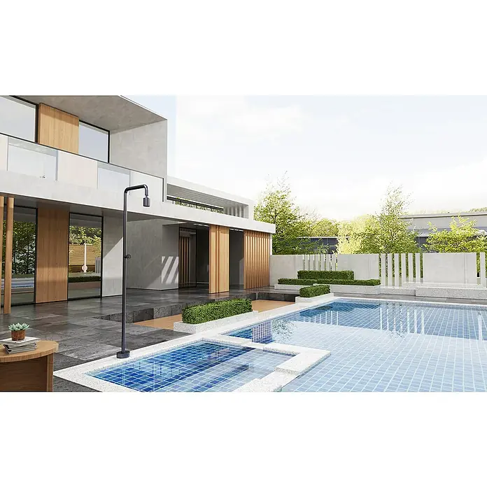 Imex Poolimex Ducha de piscina Pool - 235 cm, Acero inoxidable, Gris cobalto - Una moderna ducha exterior de metal negro se alza junto a una piscina y una casa elegante con grandes ventanas.