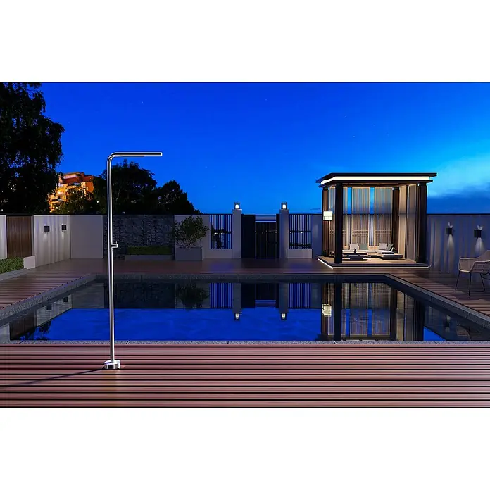 Imex Poolimex Ducha de piscina Texas - 220 cm, Acero inoxidable, Cromo - Elegante escena al aire libre con una piscina elegante, una glorieta y una moderna ducha de piscina, que combinan estilo y relajación.