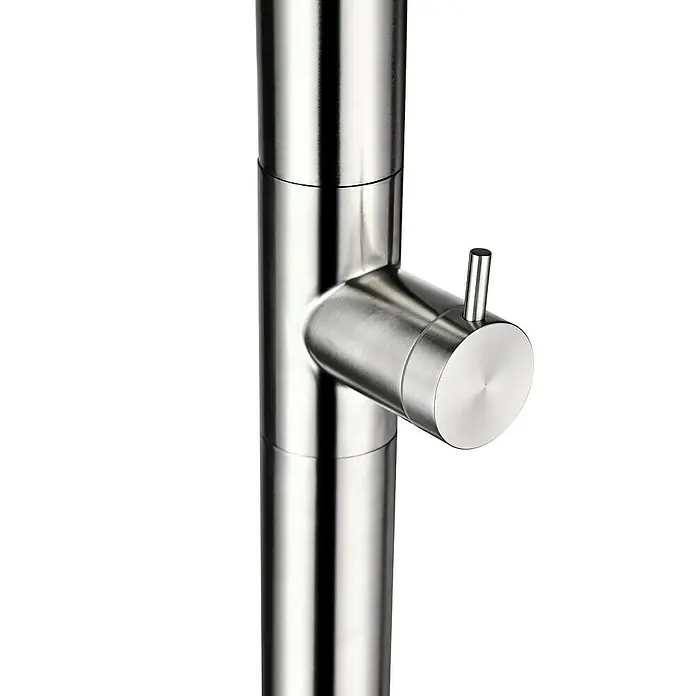 Imex Poolimex Ducha de piscina Texas - 220 cm, Acero inoxidable, Cromo - Primer plano de un elegante grifo de acero inoxidable cepillado, destacando su diseño minimalista y la artesanía de alta calidad.