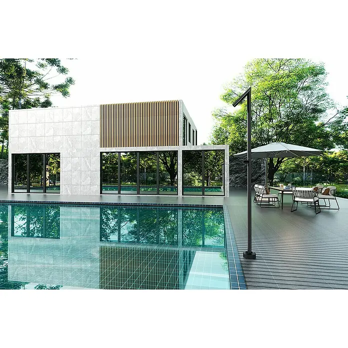 Imex Poolimex Ducha de piscina Oklahoma - 201 cm, Acero inoxidable, Negro mate - Una casa moderna con piscina, grandes ventanales y una terraza acogedora con asientos. El edificio destaca por sus líneas limpias y diseño.