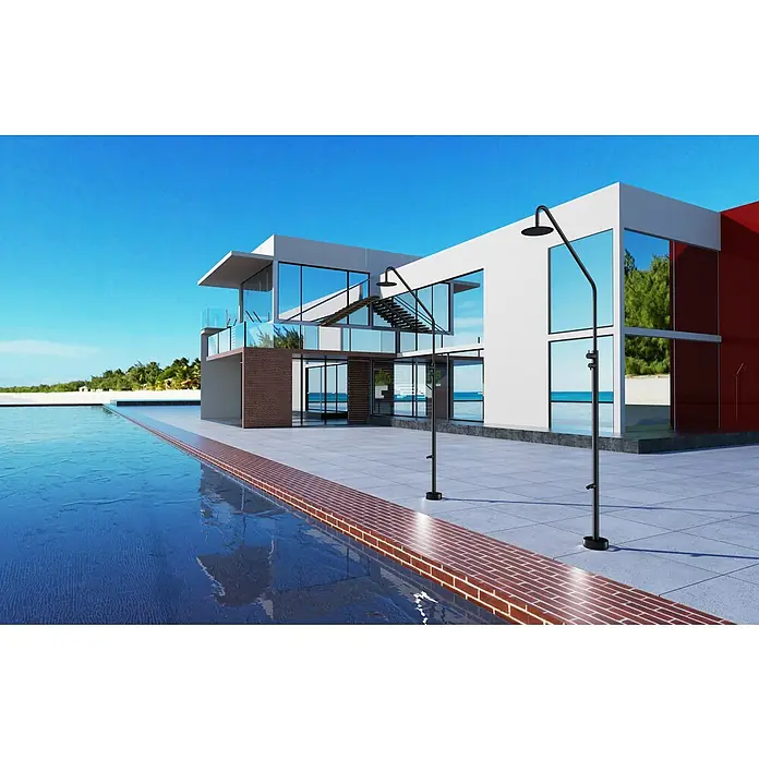 Imex Poolimex Ducha de piscina Dakota - 232 cm, Acero inoxidable, Negro mate - Exterior de una casa moderna con piscina y dos duchas exteriores con cabezales de ducha negros curvos contra un cielo azul.